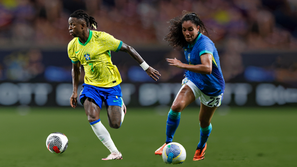 Hai cầu thủ bóng đá Brazil, một người mặc áo vàng và một người mặc áo xanh, đang tích cực tham gia một trận đấu. Cầu thủ mặc áo vàng đang khéo léo điều khiển bóng, trong khi cầu thủ mặc áo xanh phòng thủ chặt chẽ, thể hiện sự cạnh tranh và thể lực mạnh mẽ trên sân.