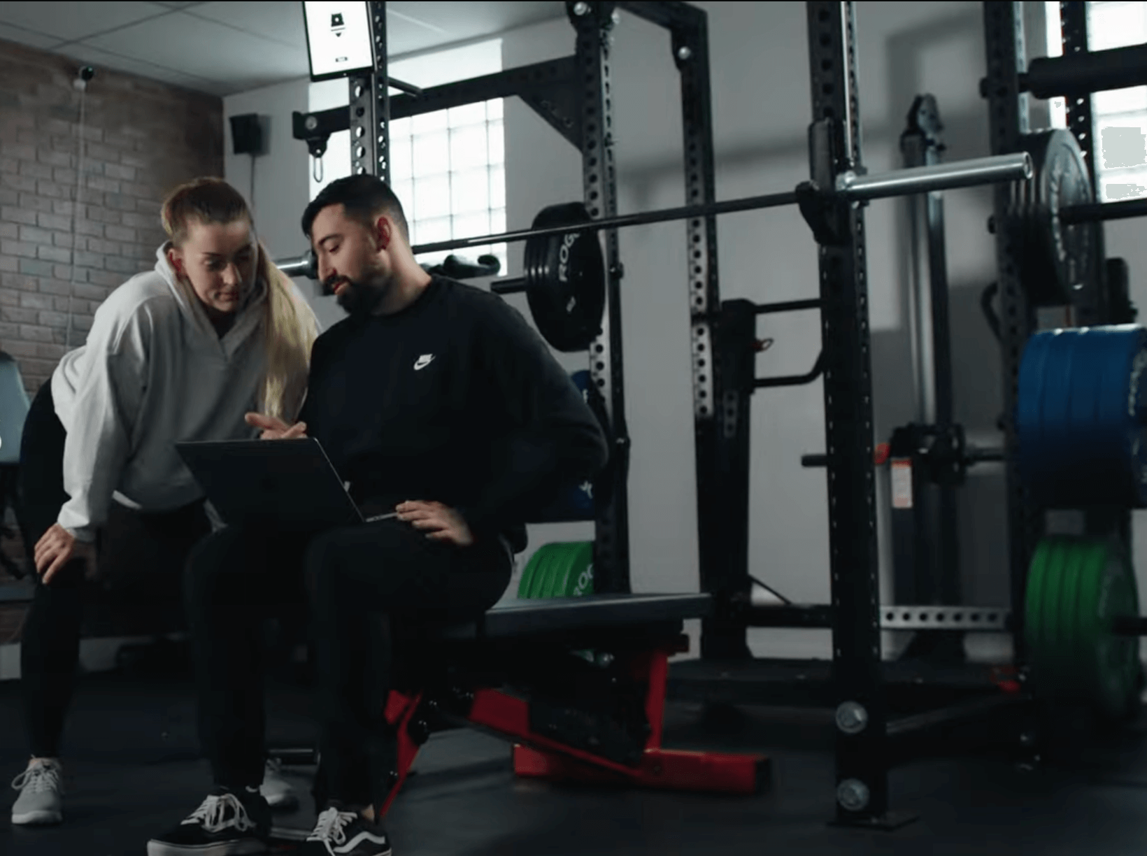 رجل وامرأة يخططان باستخدام perch "