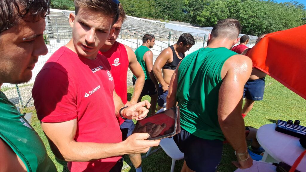 Portugals Rugby-Trainer im Gespräch mit den Spielern während der RWC23-Vorbereitung