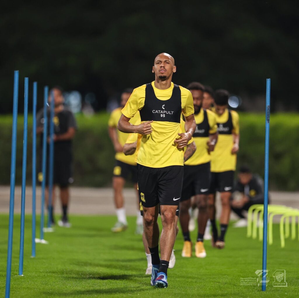 La squadra di calcio dell'Al-Ittihad esegue esercitazioni di agilità utilizzando la tecnologia indossabile Catapult per monitorare il carico di lavoro.