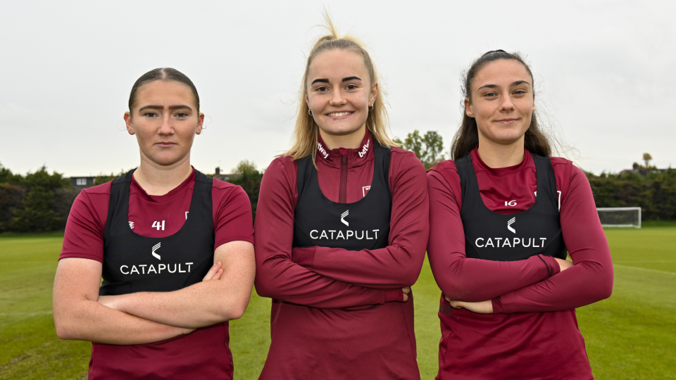 Ženský tým West Ham United v katapultových vestách